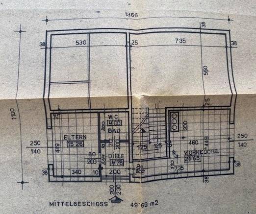 Grundriss des Mittelgeschosses mit Elternschlafzimmer, Bad und Wohnküche.