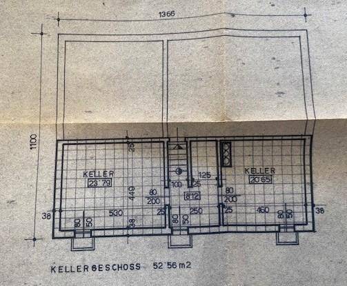 Grundriss des Kellergeschosses mit zwei Kellerräumen und Treppenaufgang.