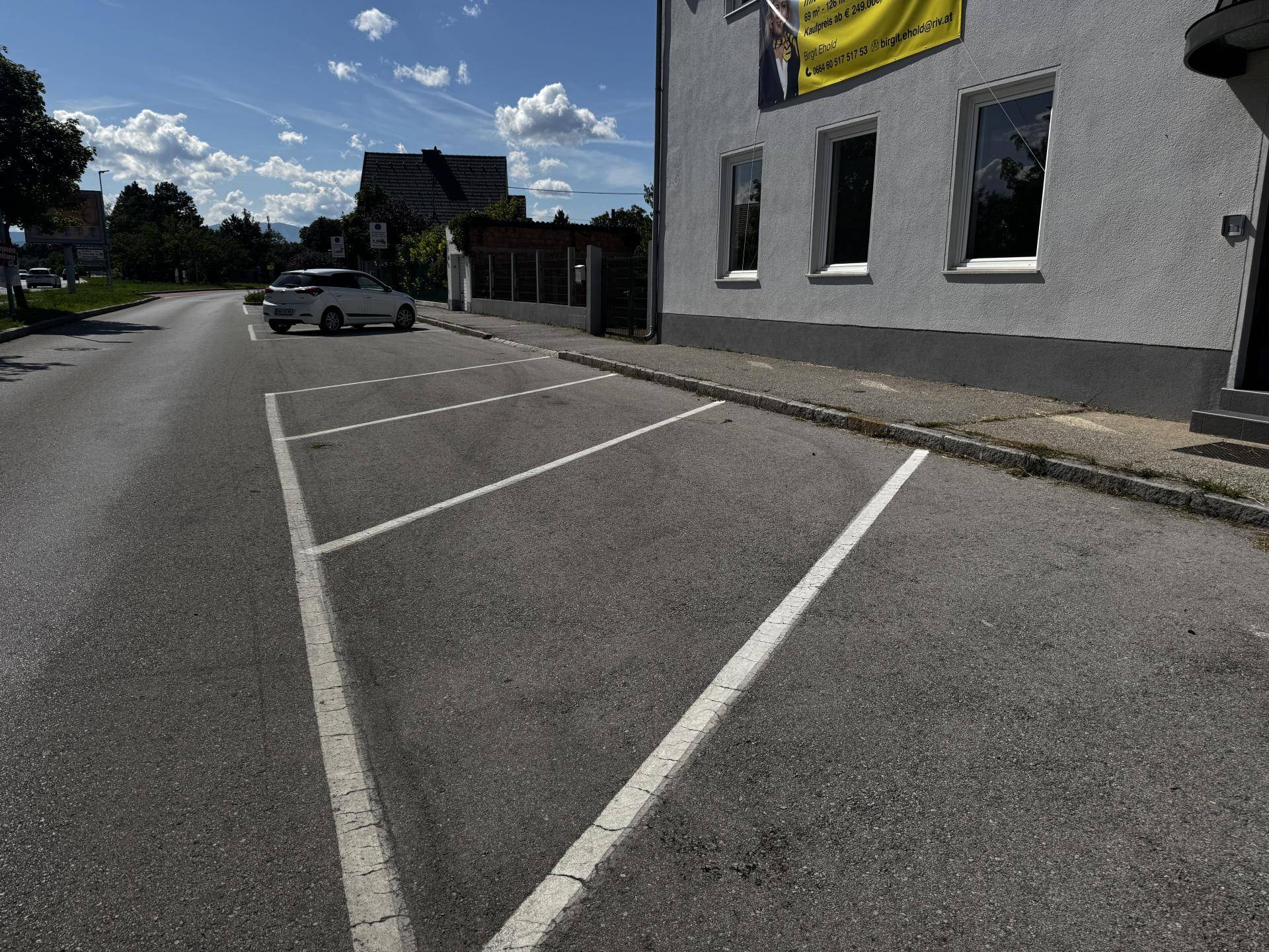 so viele freie Parkplätze vor dem Haus