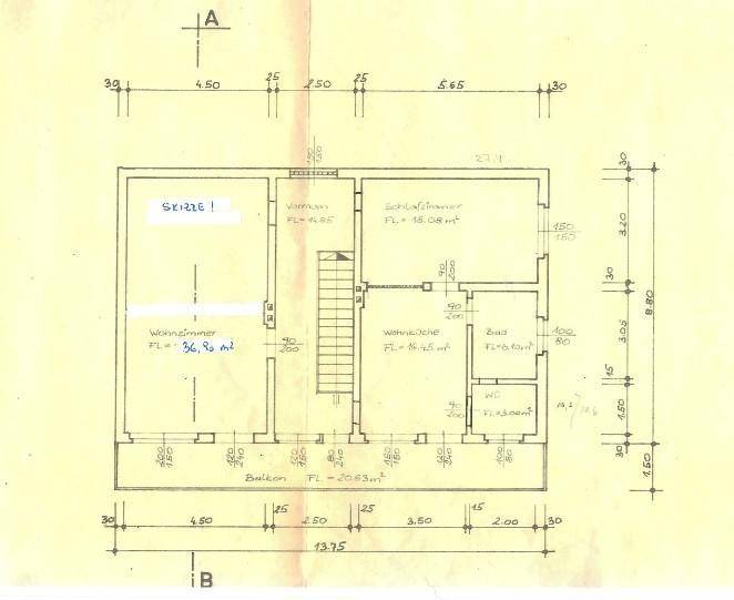 Grundriss des Obergeschosses mit Wohnzimmer, Schlafzimmer, Bad und Balkon.