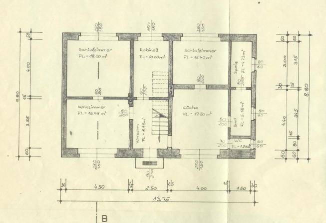 Grundriss des Erdgeschosses mit Wohnzimmer, Schlafzimmern, Küche und WC.