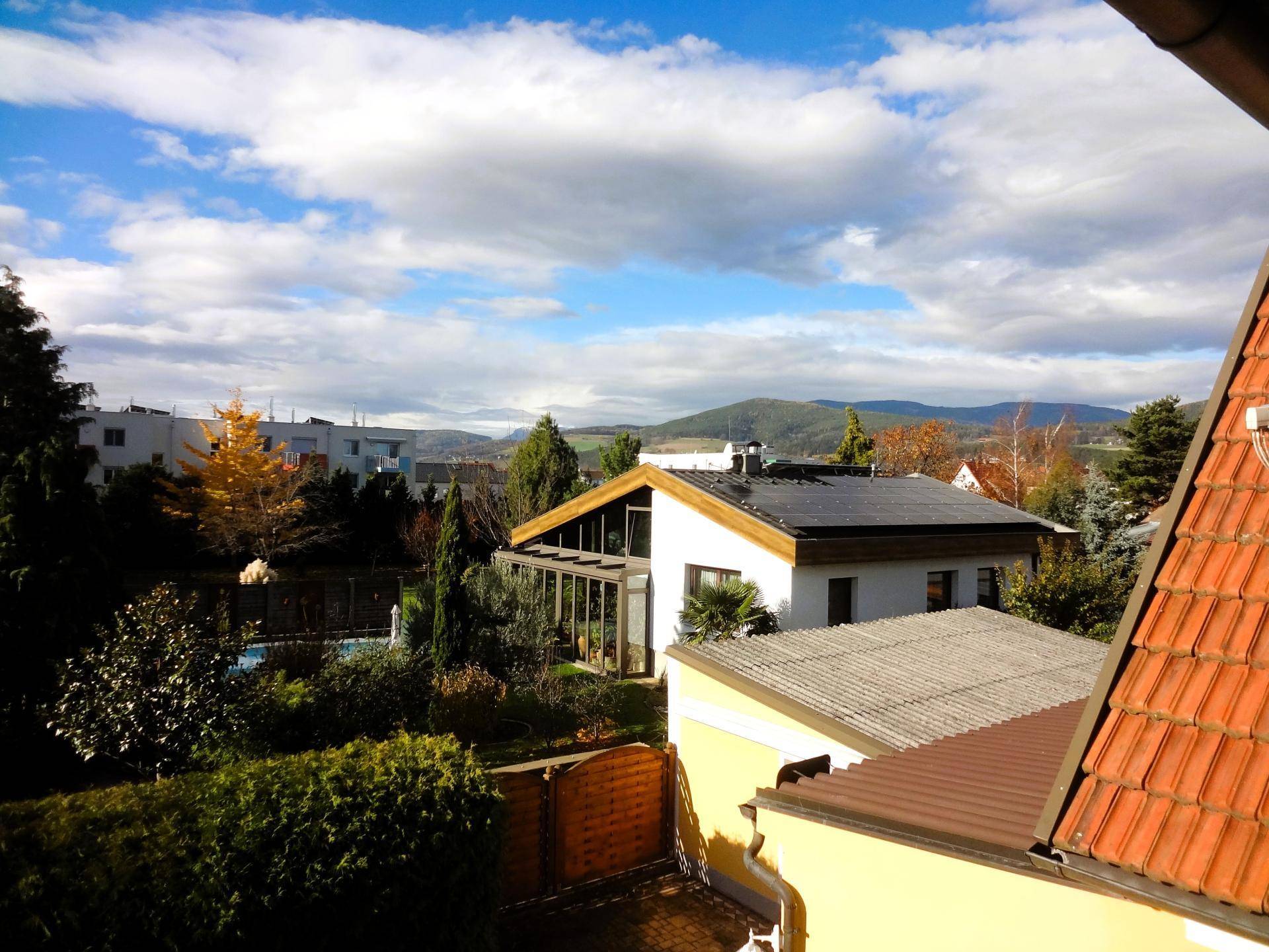 Weitläufiger Blick über die Nachbarschaft mit Bergen im Hintergrund.