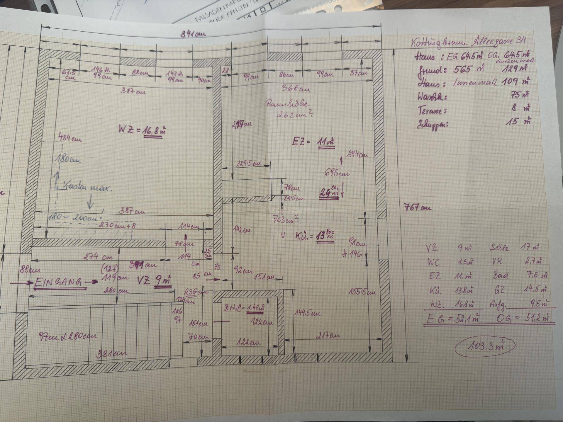 Handgezeichneter Grundriss des Erdgeschosses mit Raummaßen und Aufteilung.