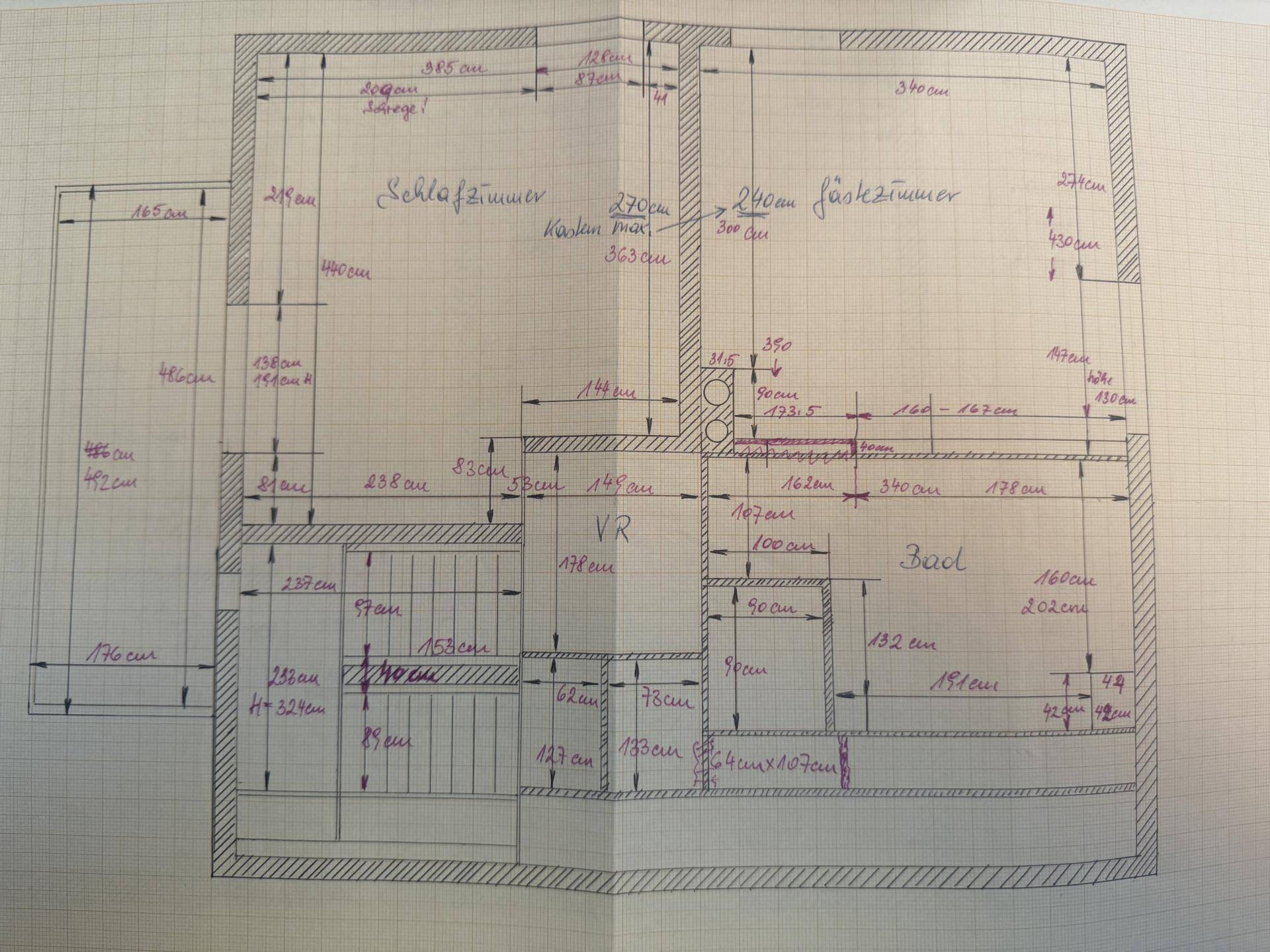 Handgezeichneter Grundriss des Obergeschosses mit Schlafzimmern und Bad.