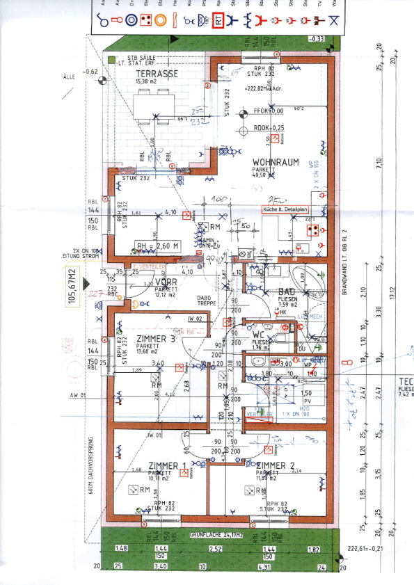 Detaillierter Grundriss des Hauses mit Raumaufteilung, Terrasse und Garten.