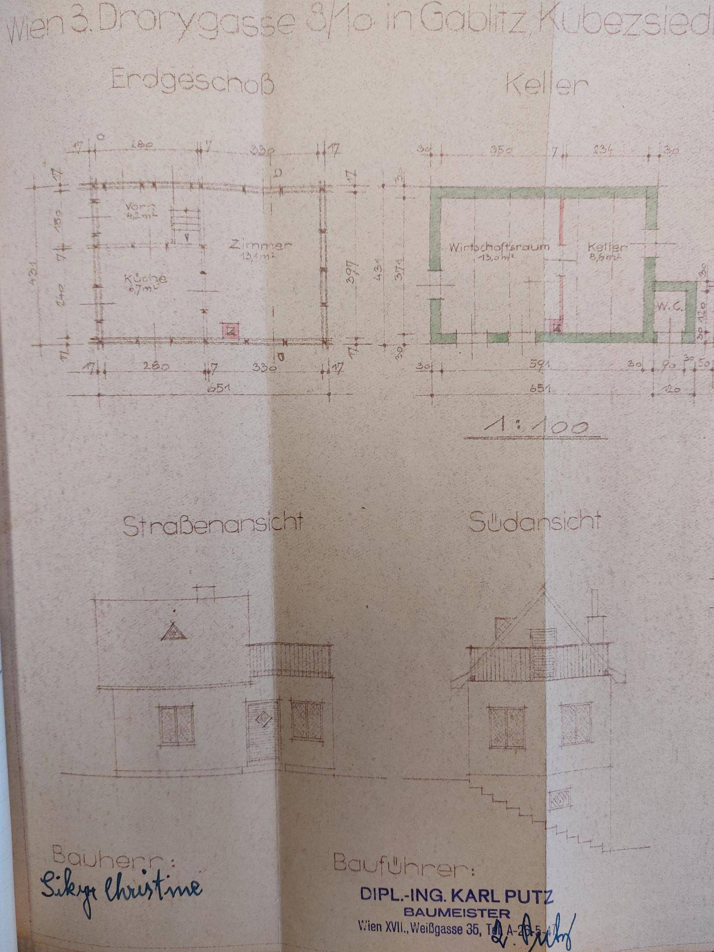 Historischer Bauplan mit Grundriss des Erdgeschosses und Keller sowie Ansichten des Hauses.