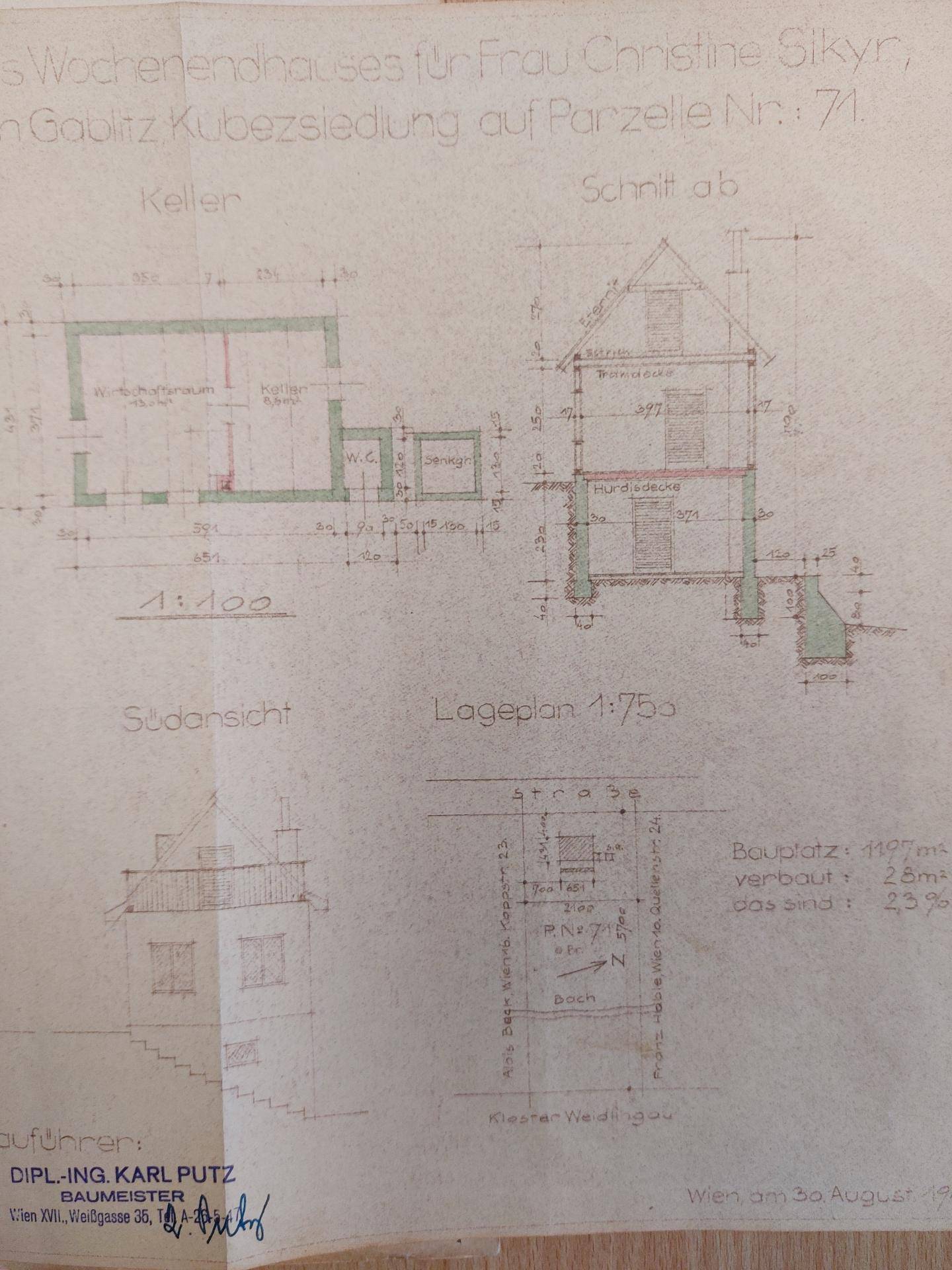 Detaillierter Bauplan mit Kellergrundriss, Schnittansicht und Lageplan des Wochenendhauses.