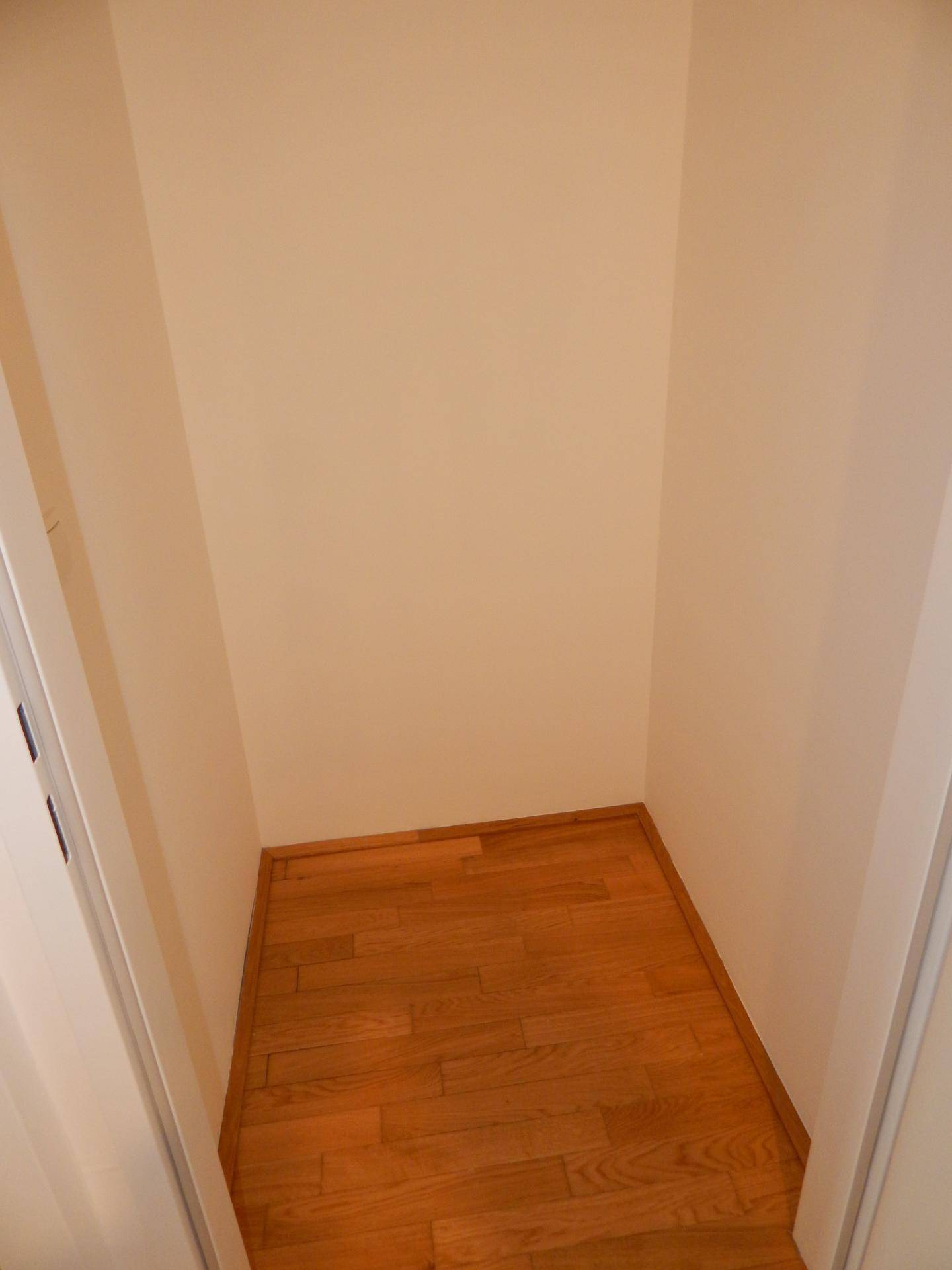 Kleiner Abstellraum mit Holzboden, ideal für zusätzlichen Stauraum.