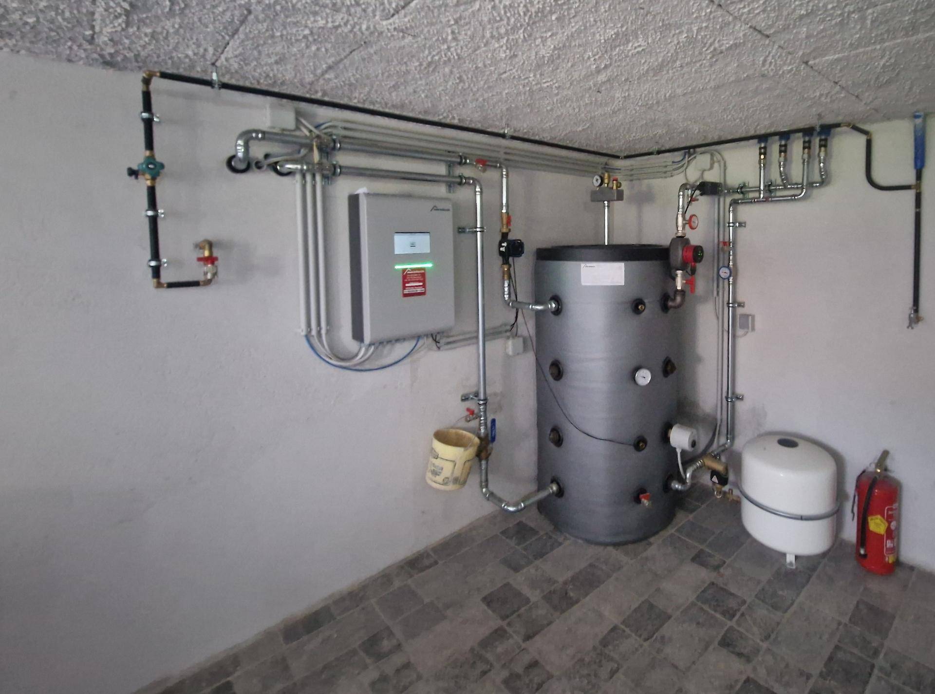 Technikraum mit moderner Heizungsanlage und Warmwasserspeicher.
