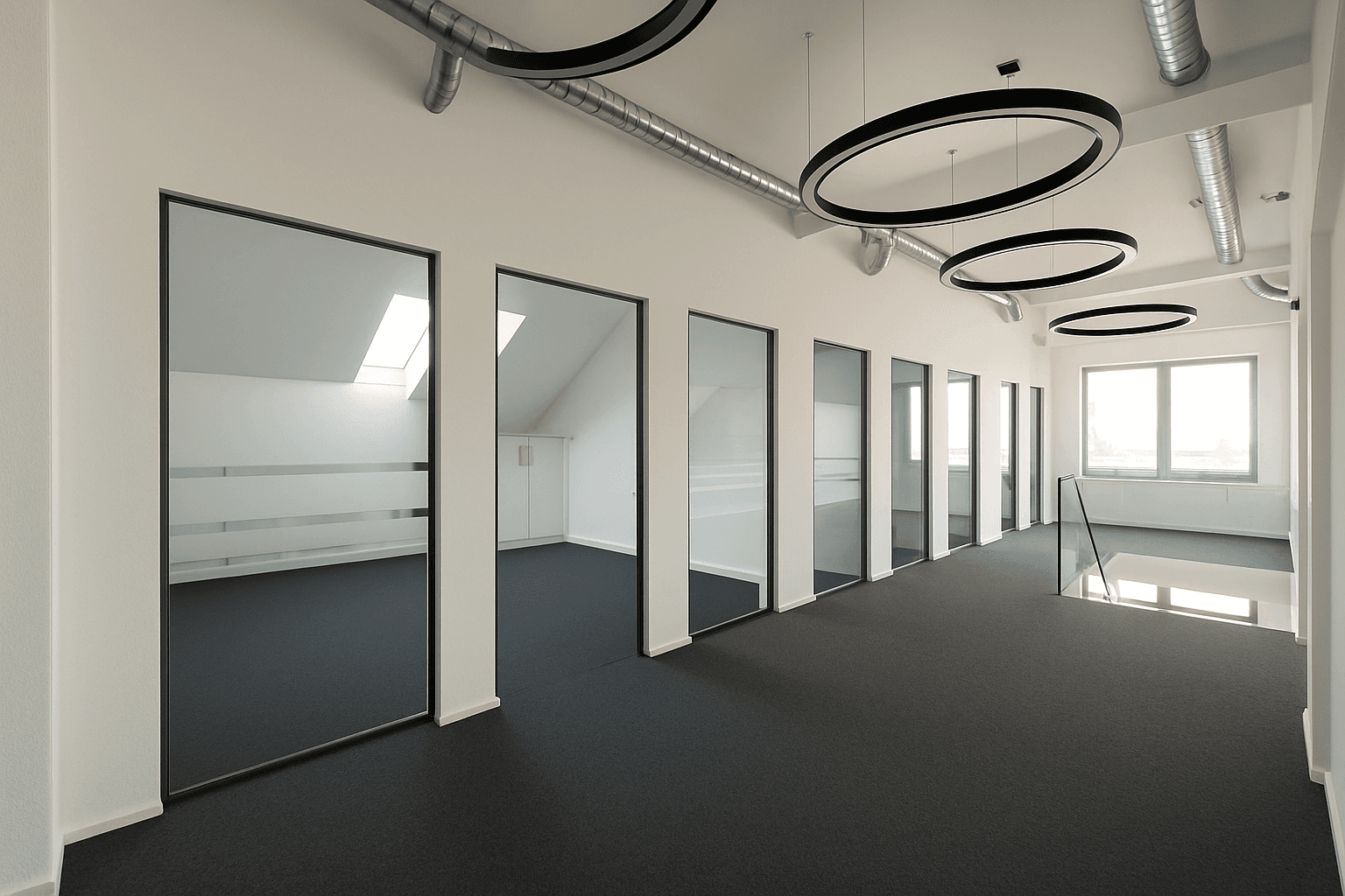 Moderner Bürogang mit Teppichboden, Glastüren zu Einzelbüros und sichtbaren Lüftungsrohren.