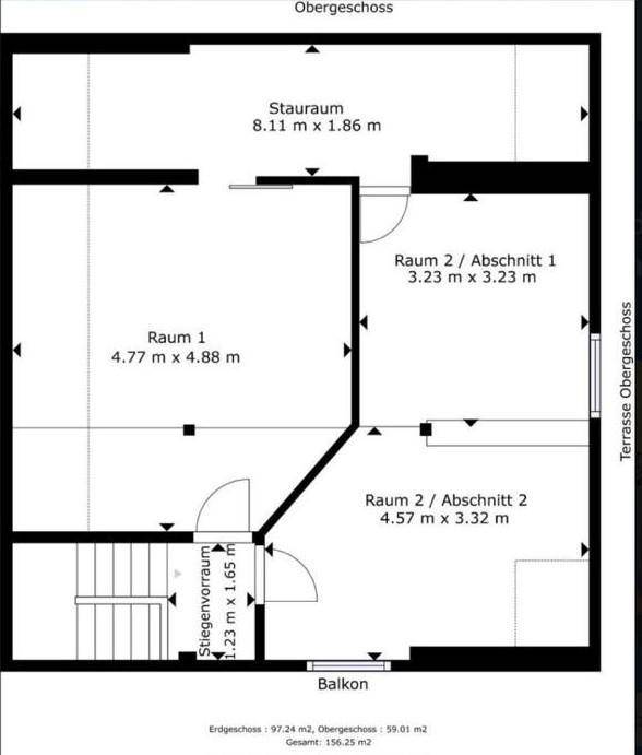 Grundriss des Obergeschosses mit mehreren Räumen, Stauraum und einem Balkon.