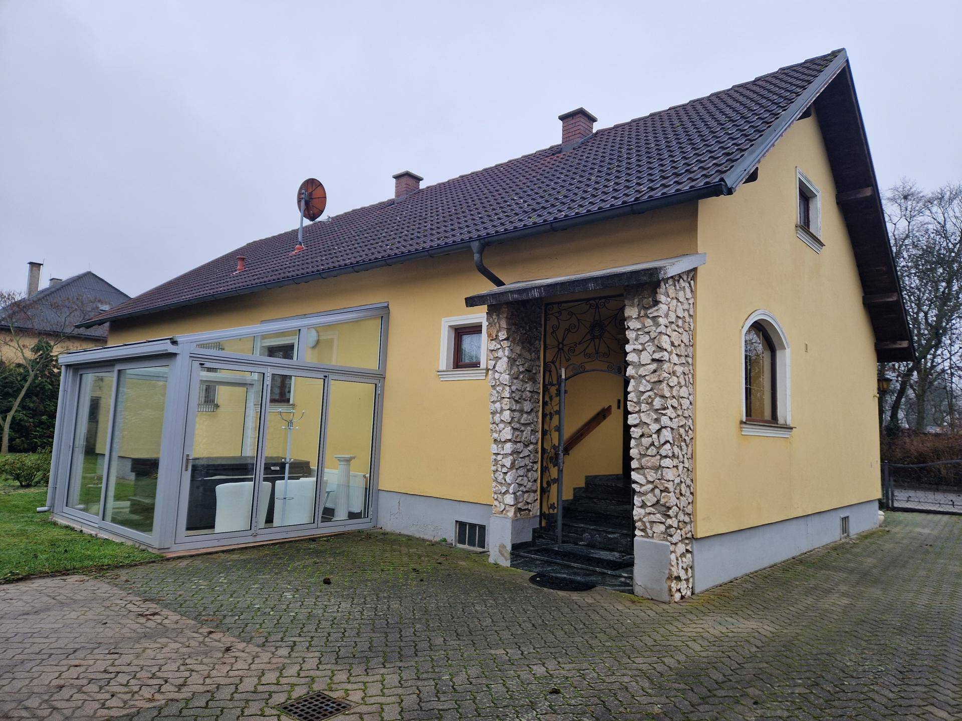 LIEBEVOLLER, SEHR GEPFLEGTER BUNGALOW SAMT NEBENGEBÄUDE MIT PARKÄHNLICHEM GARTEN IN TRAUMHAFTER WOHNLAGE MIT HERRLICHEM GRÜNBLICK DIREKT AN FELDER DER REGION ANGRENZEND - Ansicht 3
