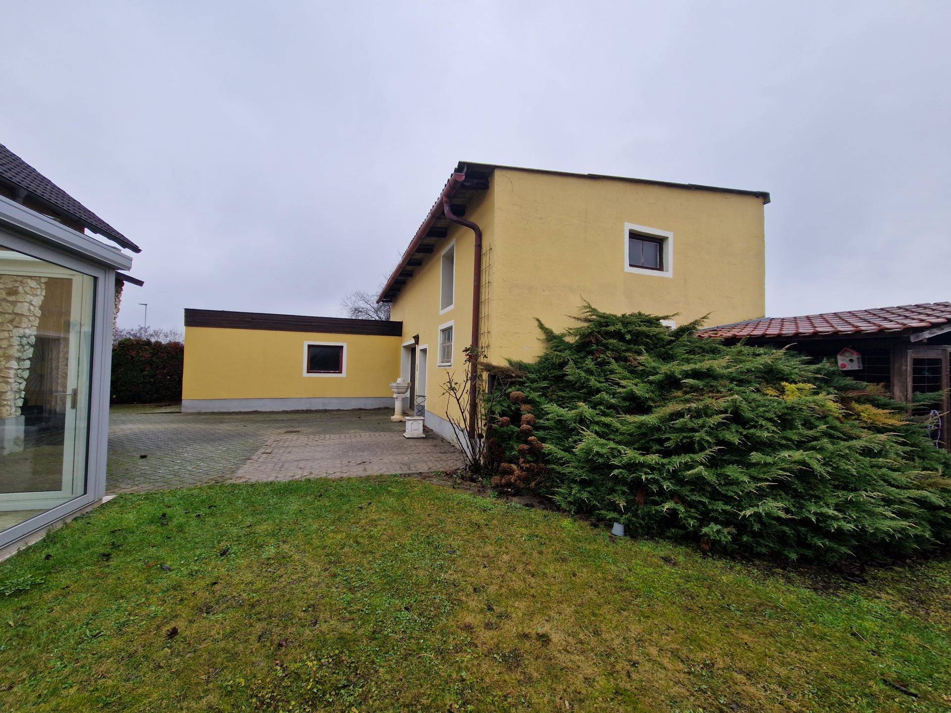 LIEBEVOLLER, SEHR GEPFLEGTER BUNGALOW SAMT NEBENGEBÄUDE MIT PARKÄHNLICHEM GARTEN IN TRAUMHAFTER WOHNLAGE MIT HERRLICHEM GRÜNBLICK DIREKT AN FELDER DER REGION ANGRENZEND - Mehr