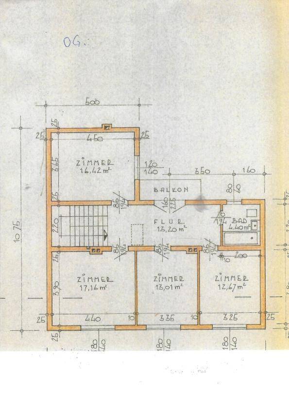 Grundriss des Obergeschosses mit mehreren Zimmern und einem Balkon.