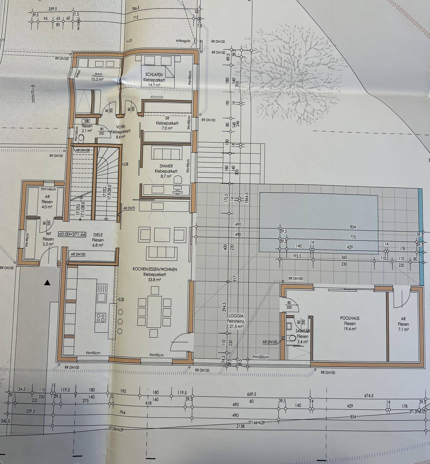 Detaillierter Grundriss des Erdgeschosses mit Wohn-, Ess- und Kochbereich sowie Schlafzimmern.