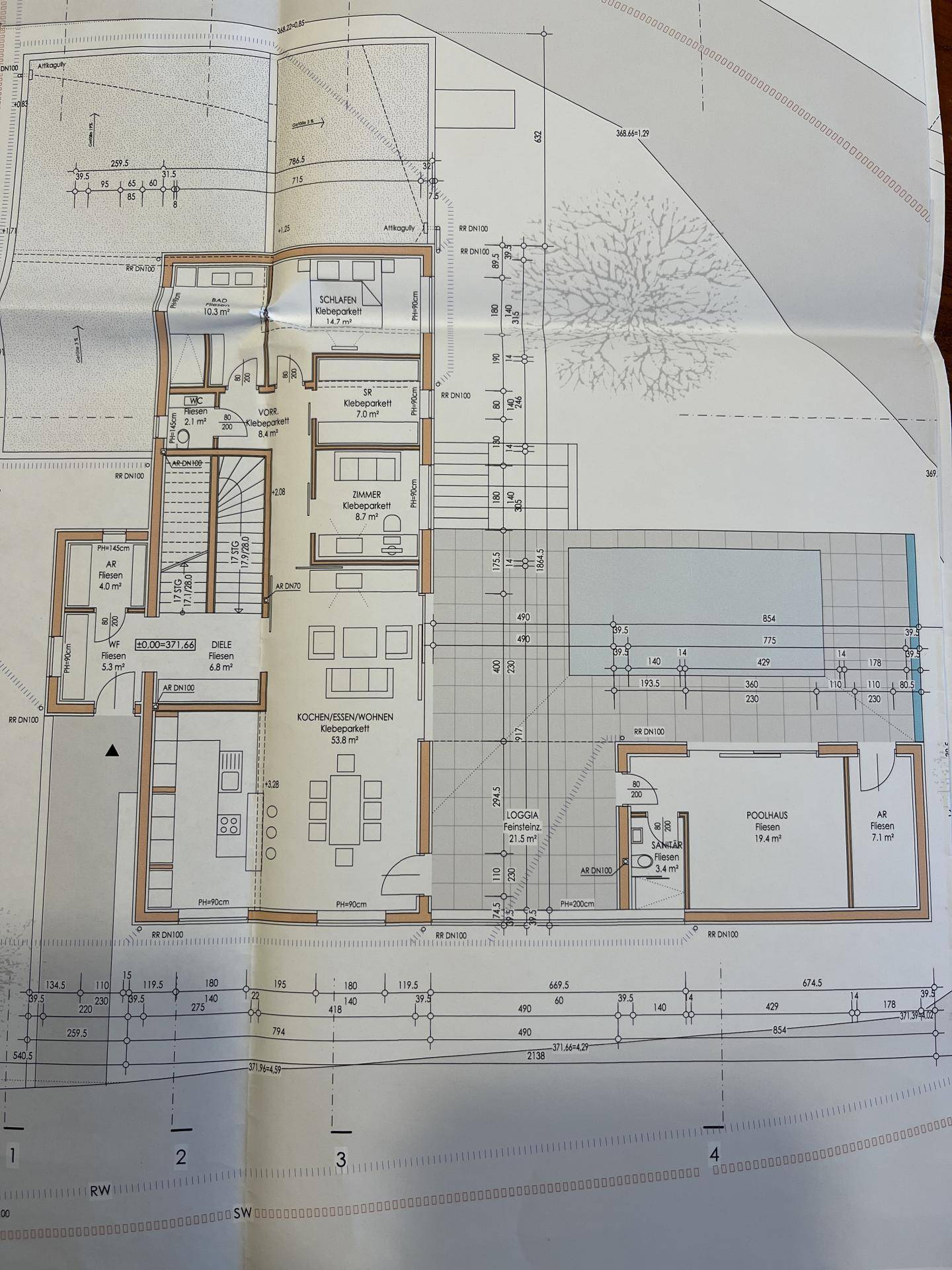 Detaillierter Grundriss des Erdgeschosses mit Wohn-, Ess- und Kochbereich sowie Schlafzimmern.