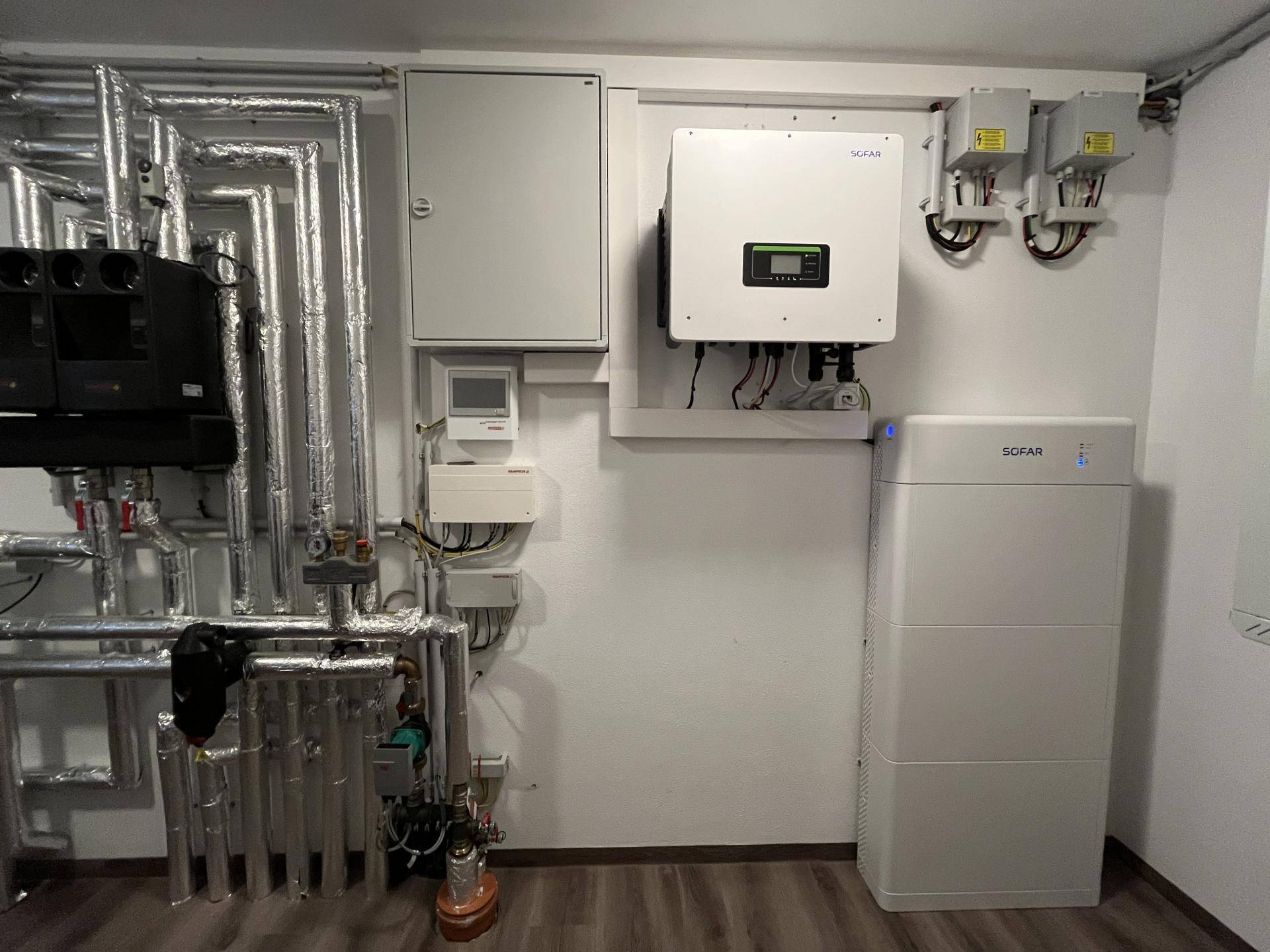 Technikraum mit Heizungsanlage, Rohren und elektrischen Installationen.
