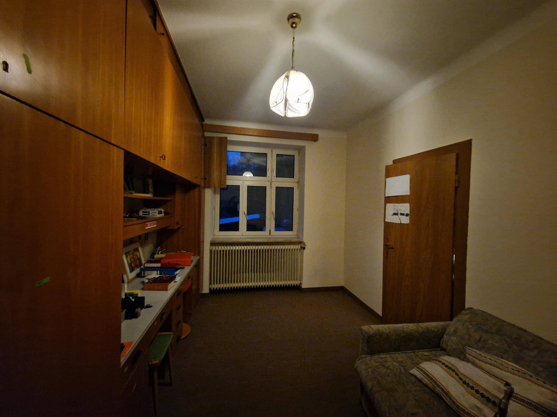Arbeitszimmer mit integrierten Holzschränken, Schreibtisch und Fenster, ideal für Home-Office.