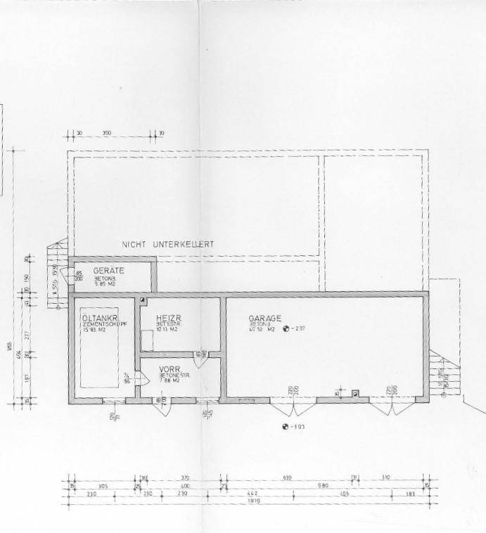 Grundriss des Untergeschosses mit Garage, Heizraum und Lagermöglichkeiten.