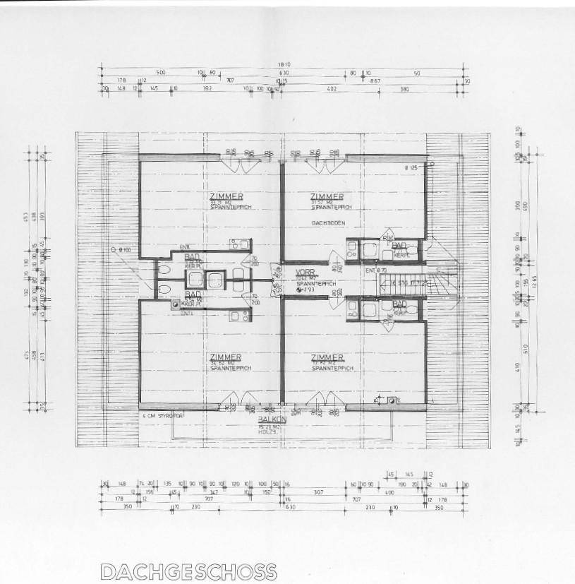Grundriss des Dachgeschosses mit Schlafzimmern, Bädern und Balkon.