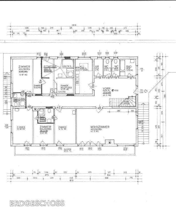 Grundriss des Erdgeschosses mit offenem Wohnbereich, Schlafzimmern, Bädern und Balkonzugang.
