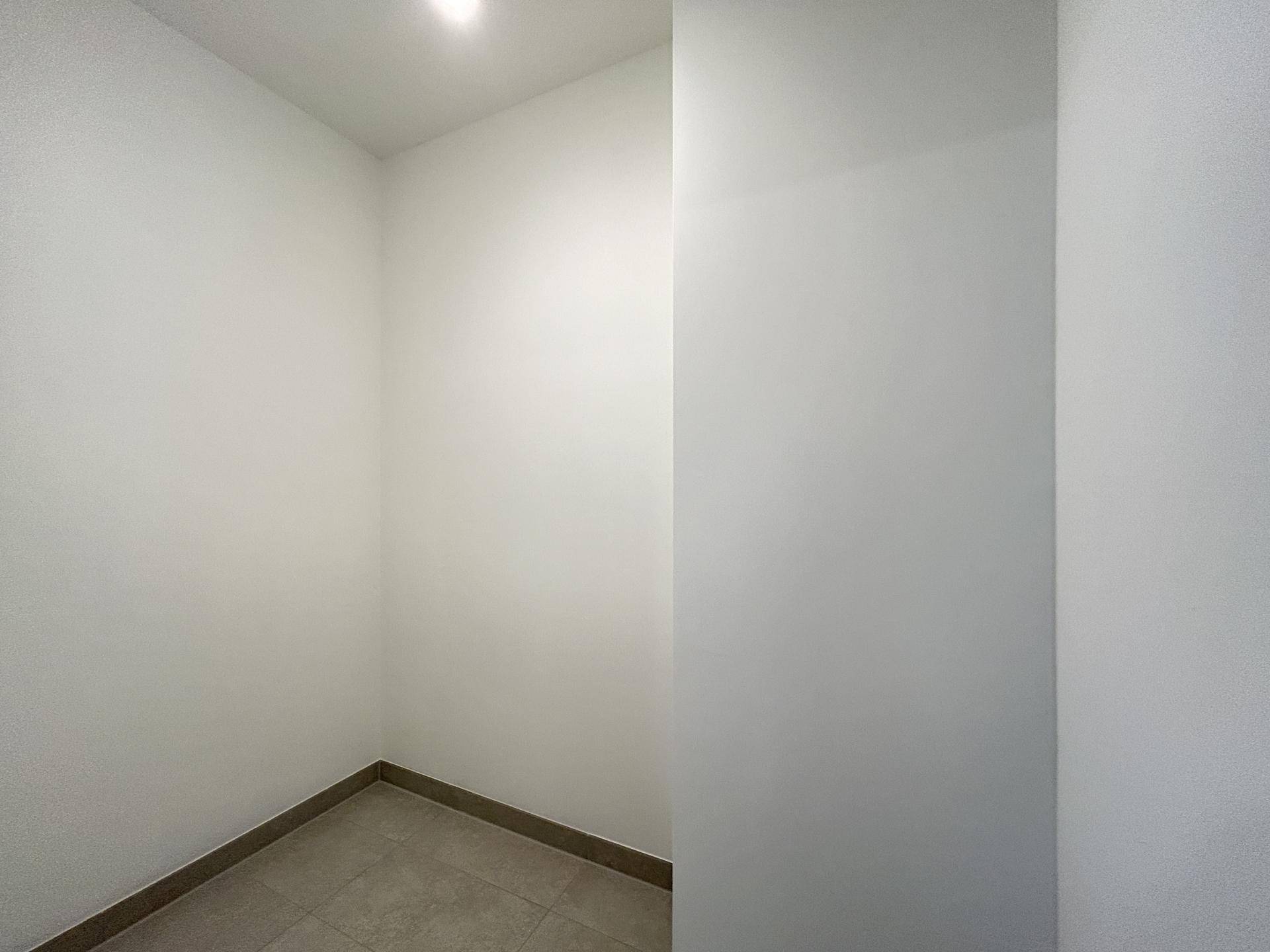 Kleiner, leerer Abstellraum mit Fliesenboden, ideal für zusätzlichen Stauraum.