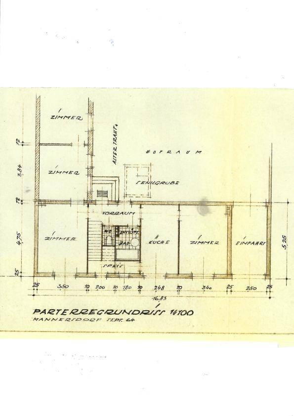 Handgezeichneter Grundriss des Erdgeschosses mit Zimmern, Küche und Einfahrt, Maßstab 1:100.