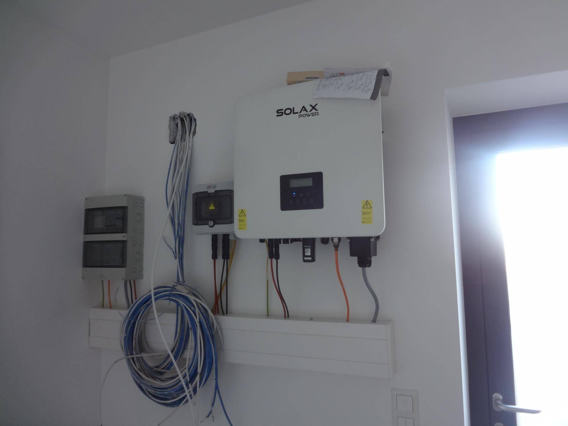 Technischer Raum mit Solax Power Wechselrichter und Verkabelung für die Photovoltaikanlage.