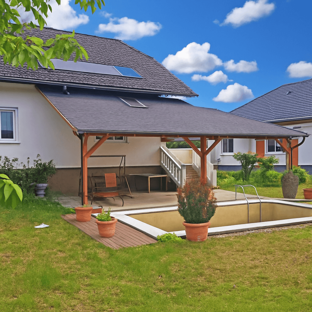 Gartenbereich mit überdachter Terrasse, kleinem Pool und viel Grün unter blauem Himmel.