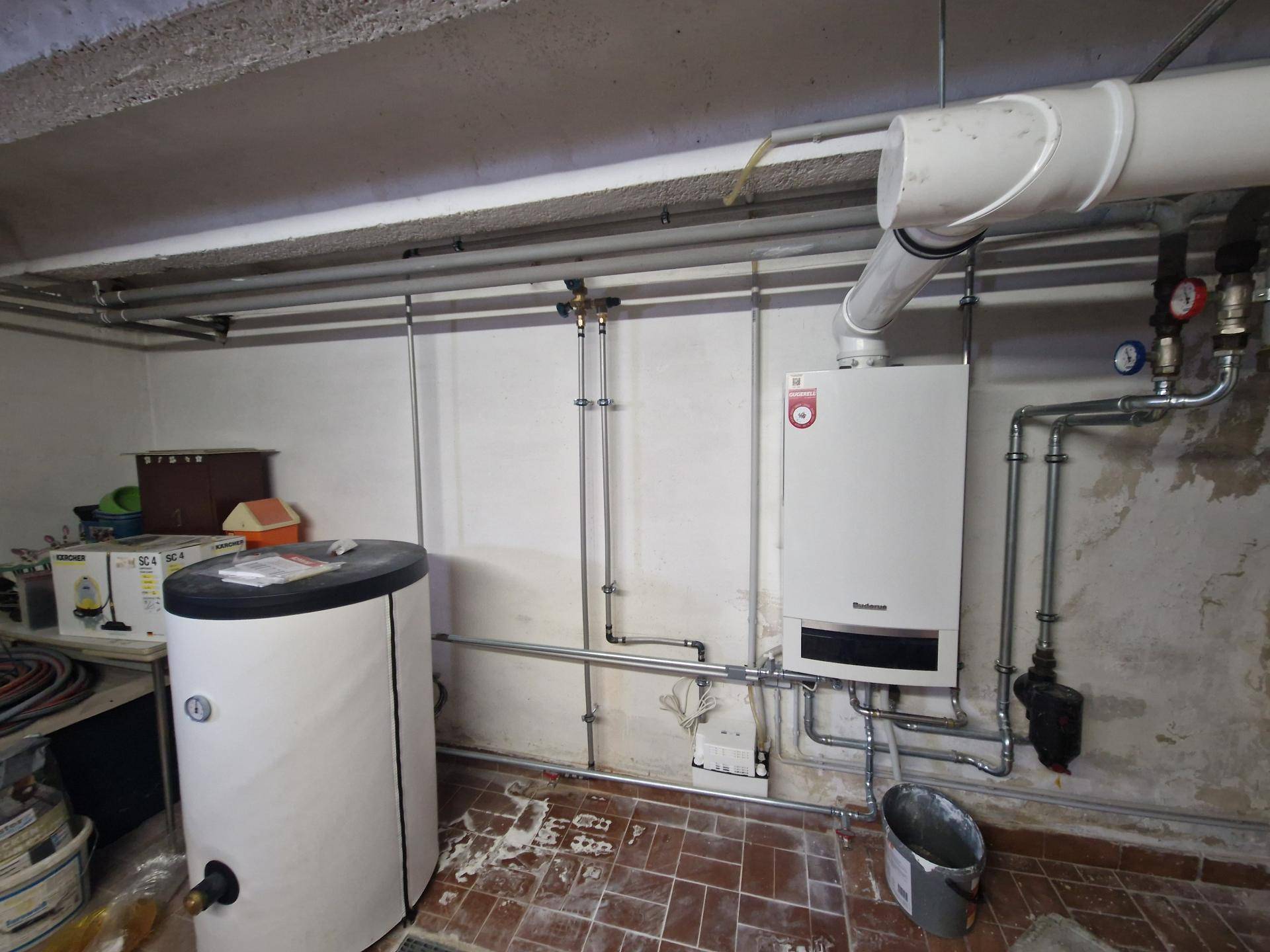 Heizungsraum im Keller mit Gastherme und Warmwasserspeicher.