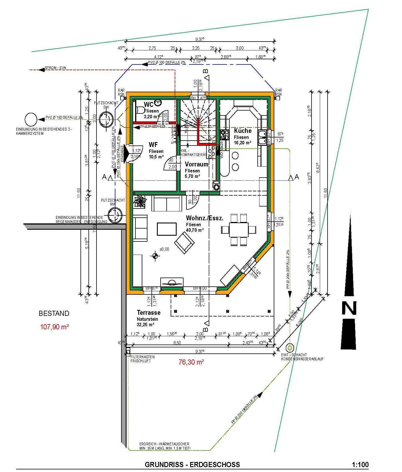Grundriss des Erdgeschosses mit Wohn-Essbereich, Küche, WC und Terrasse.