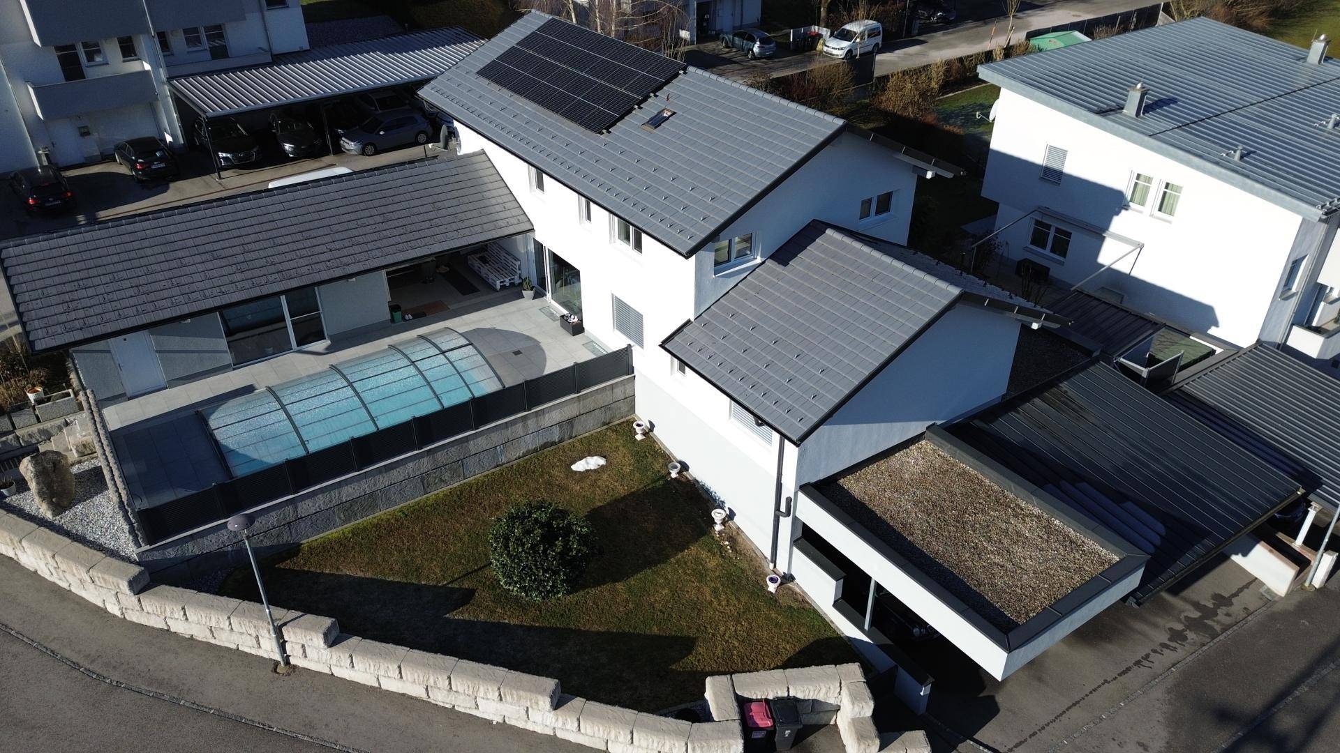 Übersicht des Anwesens von oben mit Wohnhaus, Pool und angrenzenden Gebäuden.