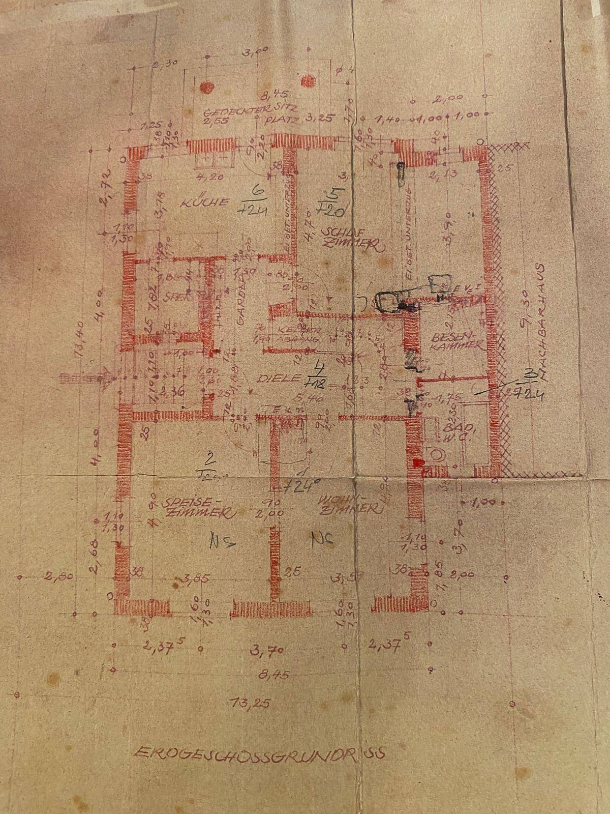 Historischer Grundriss des Erdgeschosses mit eingezeichneten Räumen wie Küche, Wohnzimmer, Bad und WC.