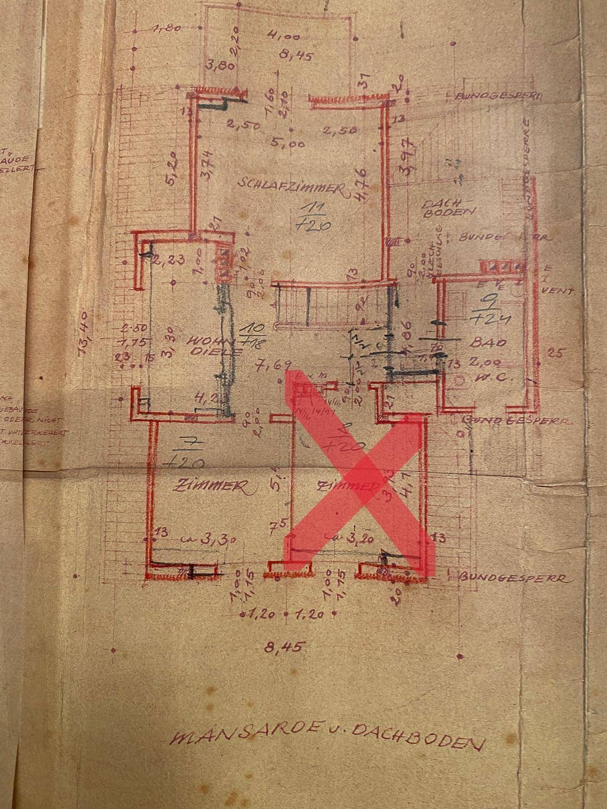Historischer Grundriss des Dachgeschosses mit Zimmern, Bad und WC, gekennzeichnet durch Dachschrägen.