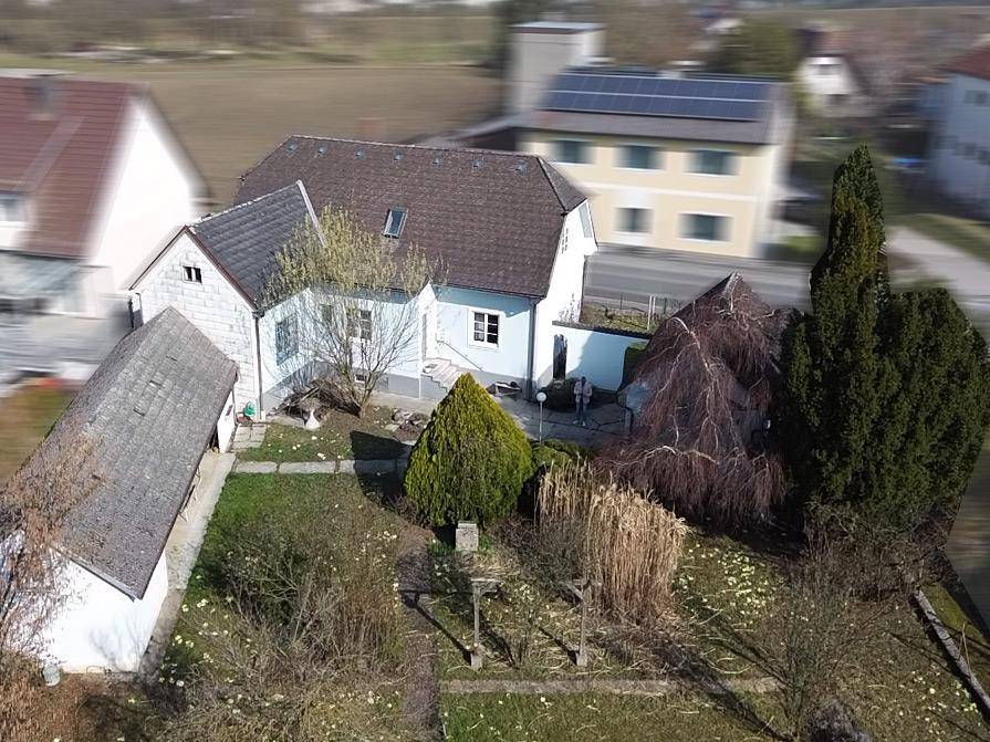 Übersicht des Grundstücks von oben mit Wohnhaus, Nebengebäude und Gartenbereich.