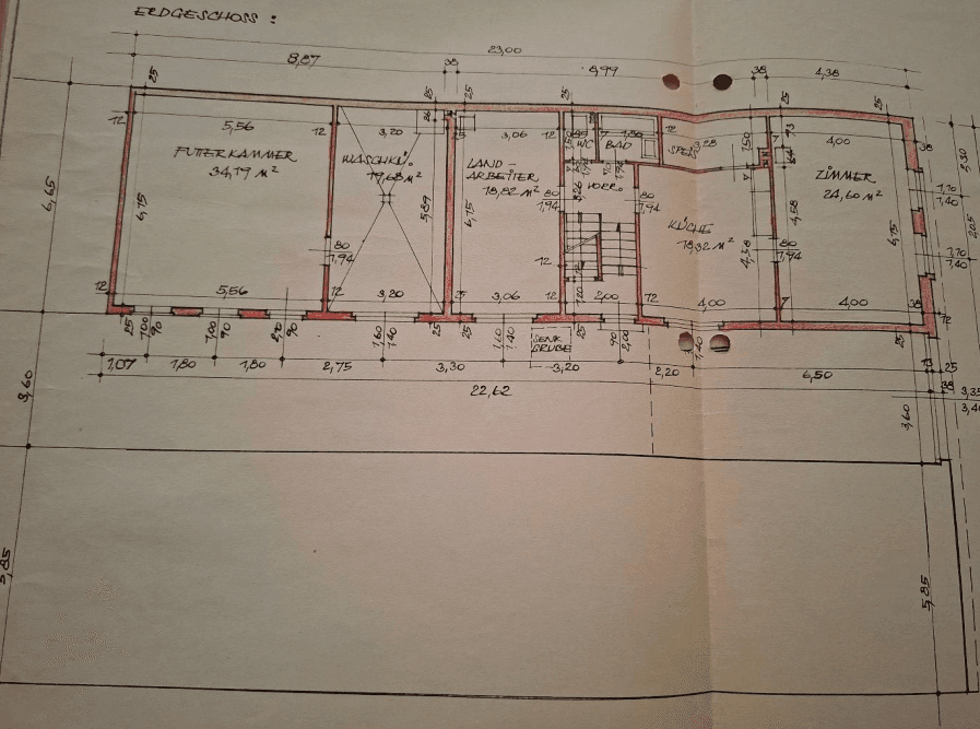Detaillierter Grundriss des Erdgeschosses mit Raumaufteilung und Maßen.