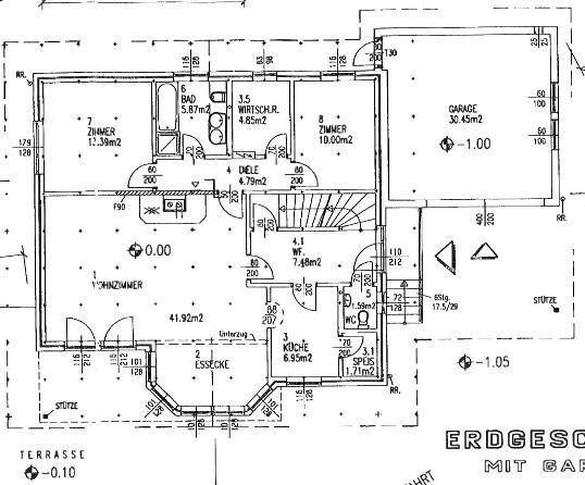 Grundriss des Erdgeschosses mit Wohnzimmer, Küche, Essbereich und Garage.