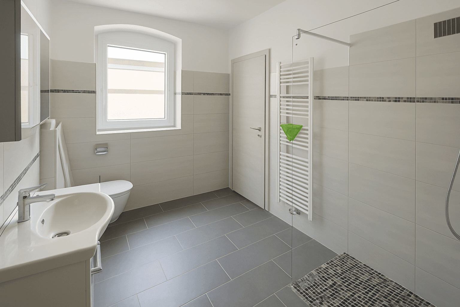 Modernes Badezimmer mit begehbarer Dusche, Fenster und beheiztem Handtuchhalter.