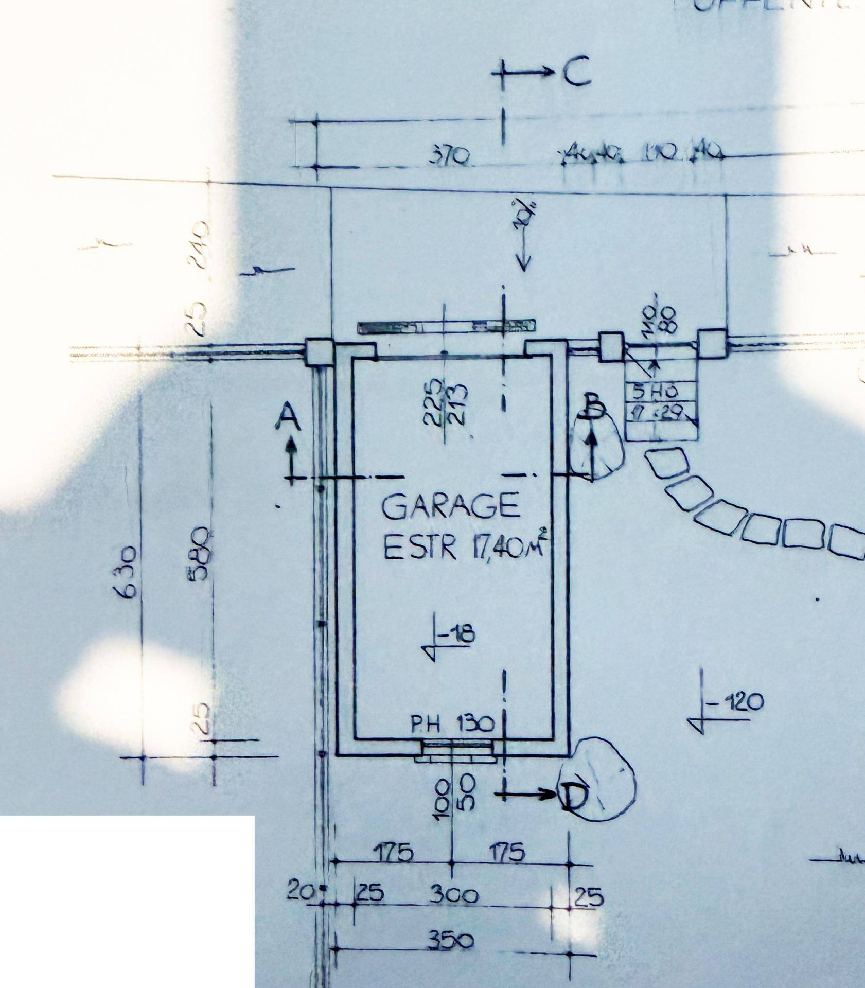 Handgezeichneter Grundriss einer Garage mit Maßen und Zugangsbereich.