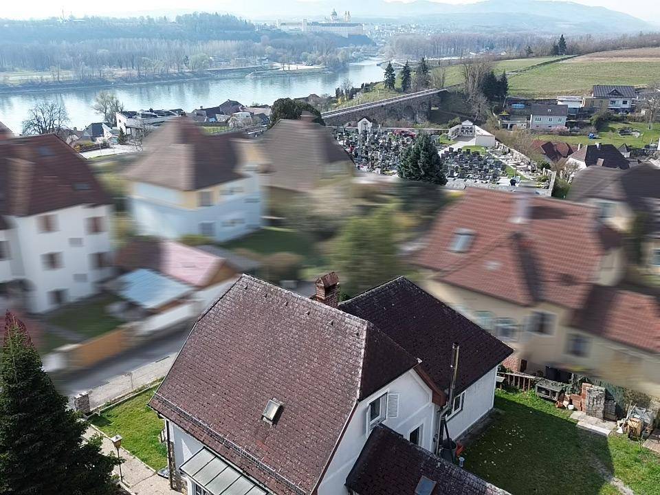 Luftaufnahme des Hauses mit weitem Blick auf den Fluss, eine Brücke und die umliegende Landschaft.