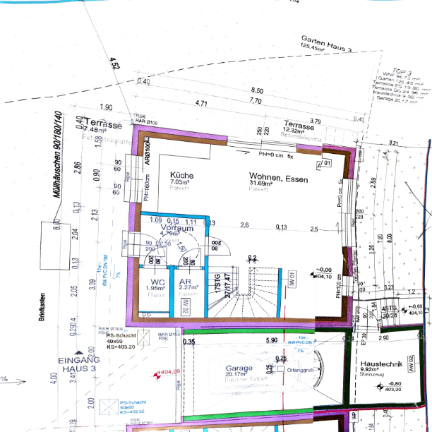 Grundriss des Erdgeschosses mit offener Küche, Wohnbereich, WC, Terrasse und Garage.