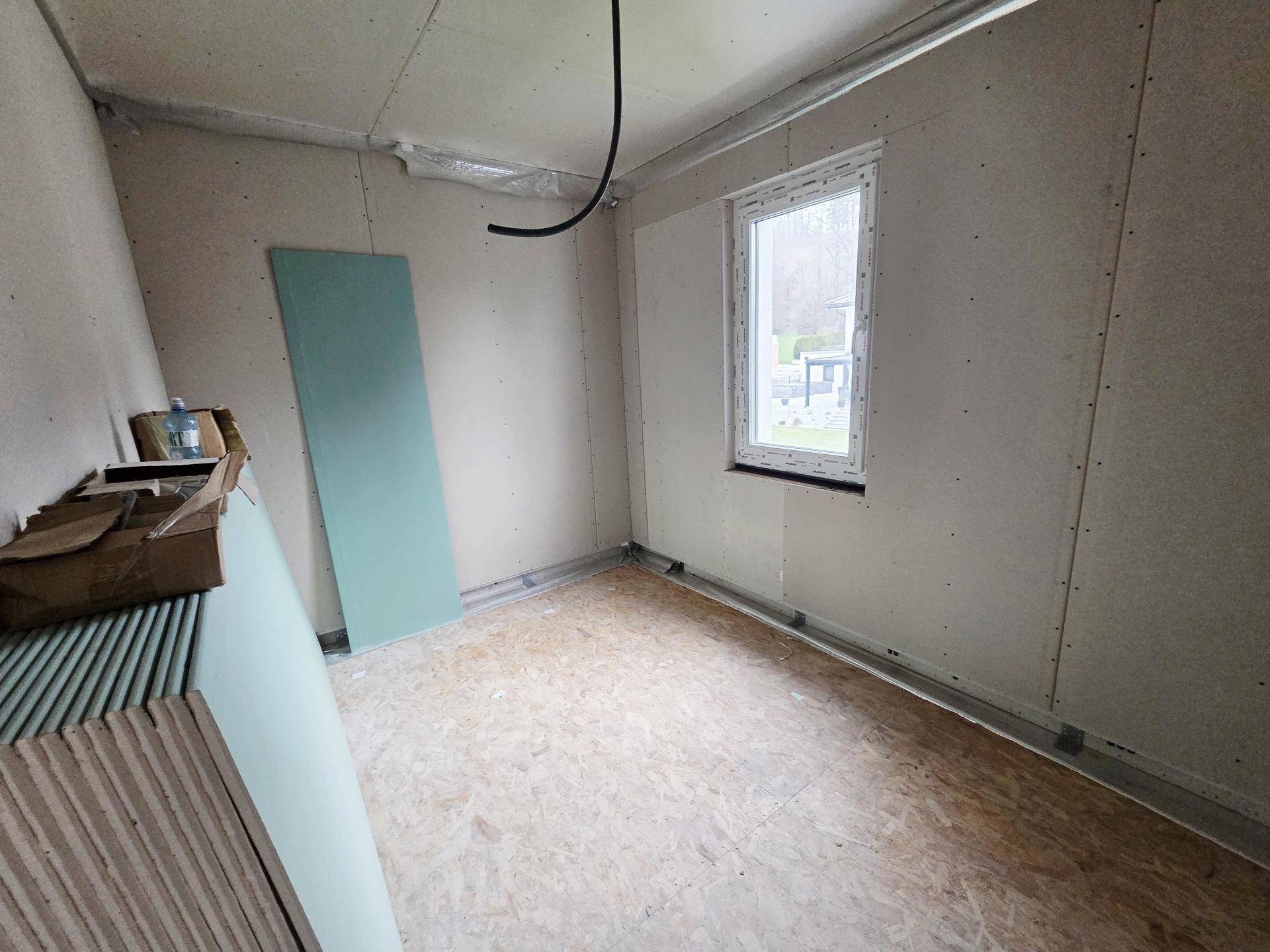 Kleines Rohbau-Zimmer mit Fenster, ideal als Kinderzimmer oder Büro im neuen Zuhause.