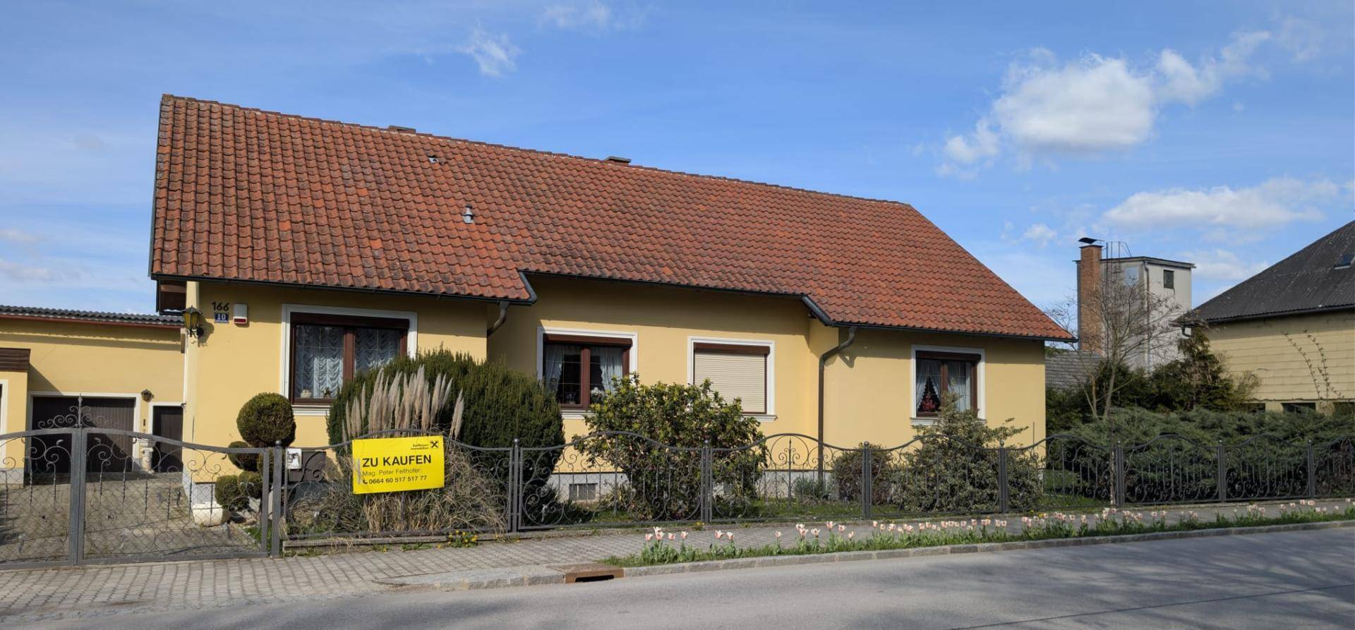 LIEBEVOLLER, SEHR GEPFLEGTER BUNGALOW SAMT NEBENGEBÄUDE MIT PARKÄHNLICHEM GARTEN IN TRAUMHAFTER WOHNLAGE MIT HERRLICHEM GRÜNBLICK DIREKT AN FELDER DER REGION ANGRENZEND - Ansicht 2