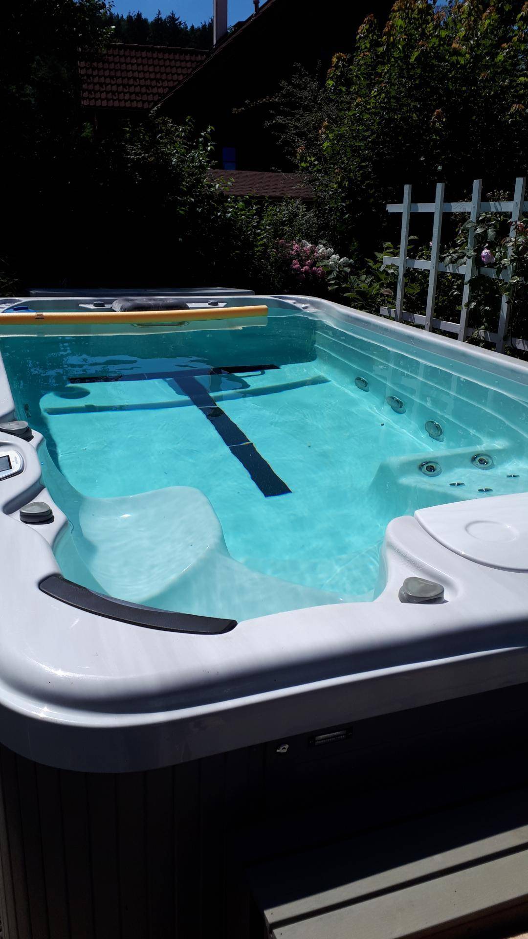 Außen-Whirlpool mit klarem Wasser, bereit zur Entspannung im Freien.