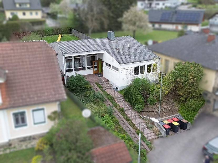 Luftaufnahme des Hauses mit Garten, Zufahrt und umliegender Wohnbebauung in ländlicher Umgebung.