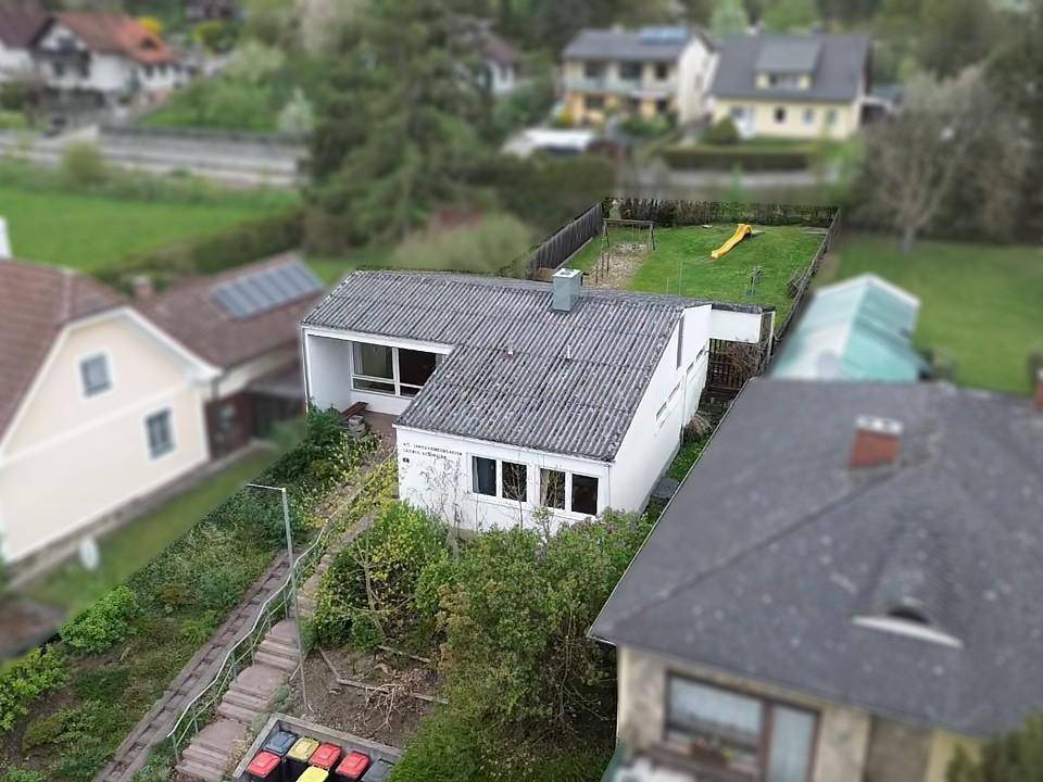 Luftaufnahme des Anwesens mit Haus, Garten und umliegender Wohnbebauung in ländlicher Umgebung.