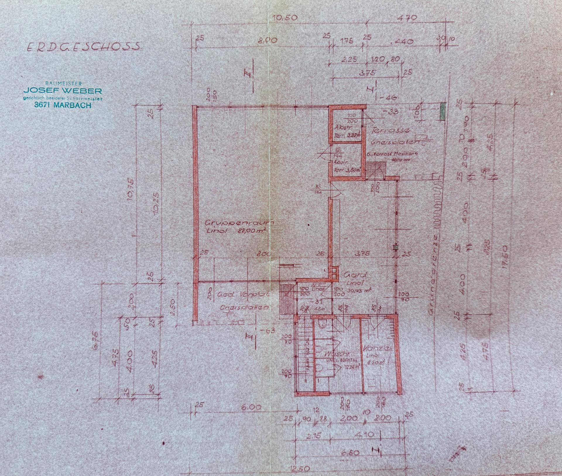 Grundriss des Erdgeschosses mit Raumaufteilung, großem Gruppenraum und Terrassenzugang.