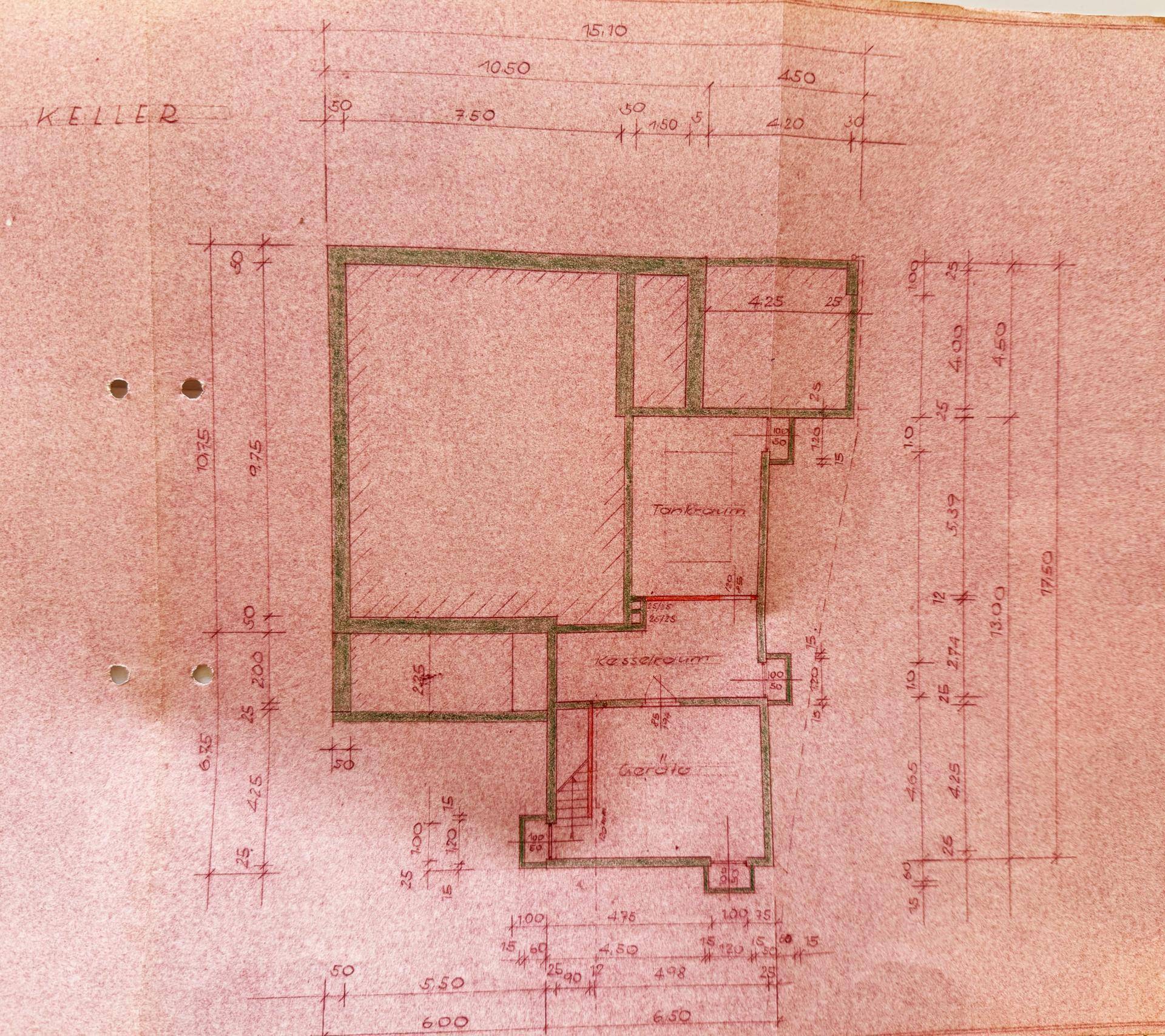 Grundriss des Kellergeschosses mit verschiedenen Räumen und einem Garagenbereich.
