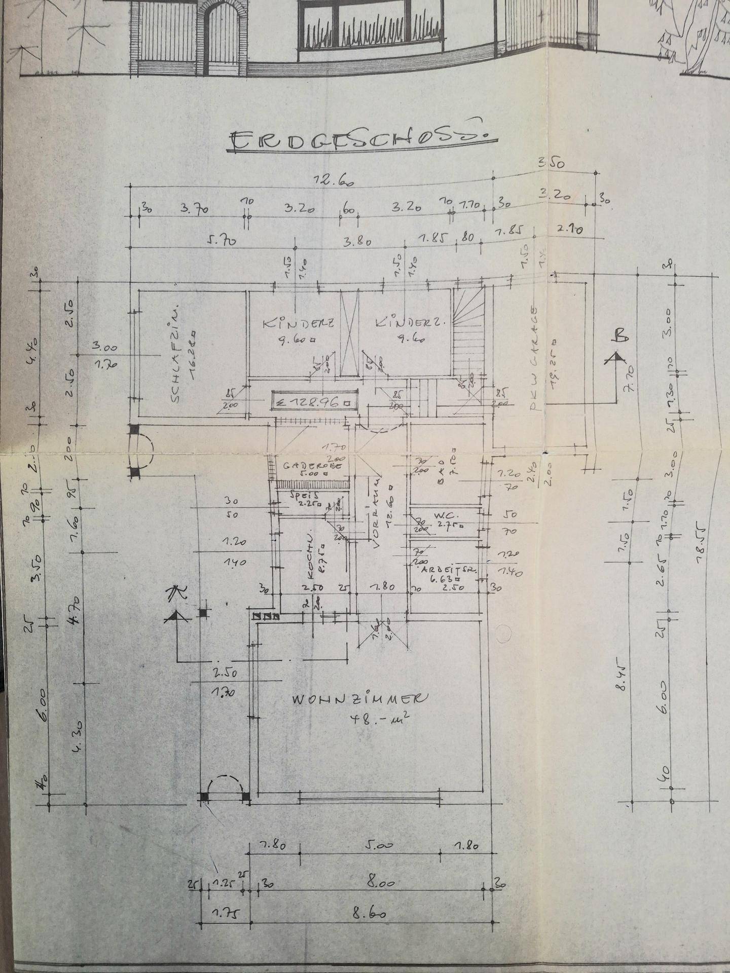 Grundriss des Erdgeschosses mit Wohnzimmer, Schlafzimmern und Nasszellen.