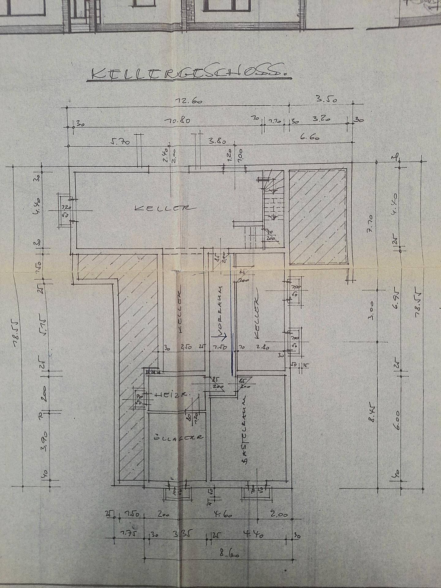 Grundriss des Kellergeschosses mit verschiedenen Kellerräumen und Heizung.